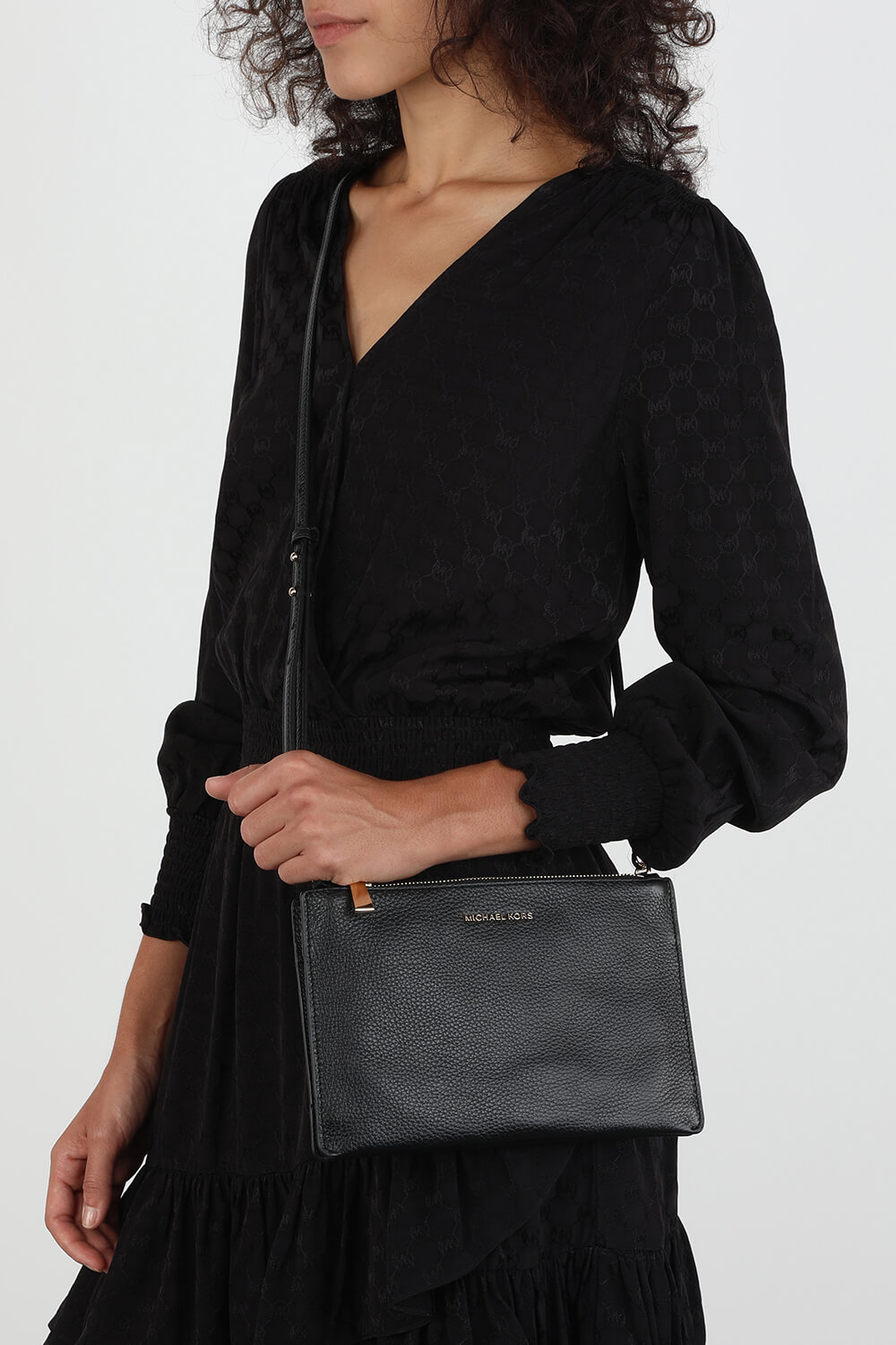 תמונת כל הלוק של תיק קרוס שחור מעור עם לוגו